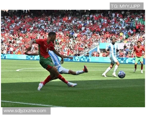 足球明星高清图片大赏展现球场魅力与风采的精彩瞬间